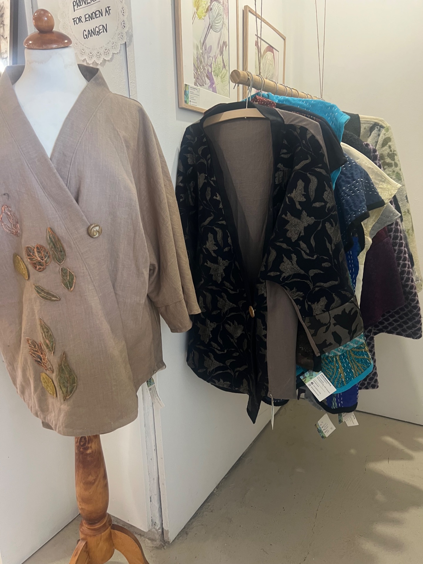 Jakke designet af Inge. Galleriet har prøverum så man kan uforstyrret kan prøve tøjet.